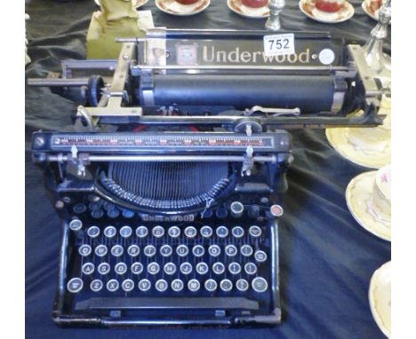 UNDERWOOD TYPEWRITER. Vintage Underwood standard typewriter
