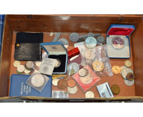 VINTAGE CASE WITH QUANTITY COINS     