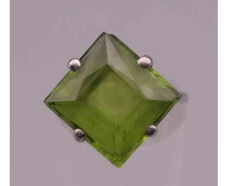 An unmarked green stone, possibly peridot ring. Ring size K. 4.2 grammes total weight.