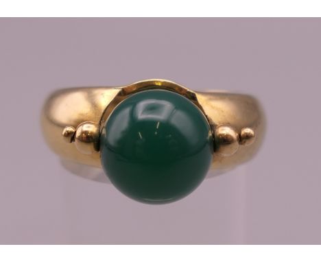 A 14 ct gold jade ball ring. Ring size Q. 4.1 grammes total weight.