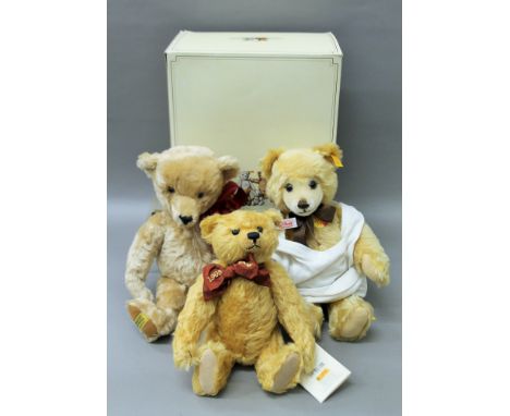 Three Steiff growling bears, in one box.