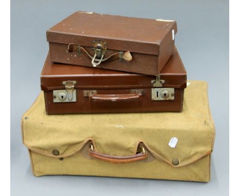 Three small vintage cases. The largest 47 cm wide.