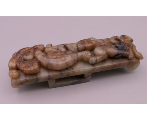 A jade dog-of-fo belt hook. 10 cm wide.