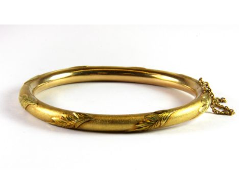 A lovely 18ct yellow gold (tested) leaf decorated bangle, Dia. 7.4cm, Approx. 25gr.