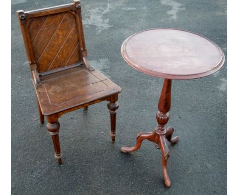 MAHOGANY CIRCULAR TRIPOD TABLE (H: 75 cm, DIA: 47 cm) AND A LATE VICTORIAN OAK HALL CHAIR (H: 81 cm) [2]