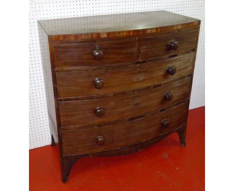 REGENCY MAHOGANY BOW FRONTED CHEST WITH TWO SHORT, THREE GRADUATED LONG DRAWERS ON SPLAYED FEET (108 cm x 106 cm x 54 cm)