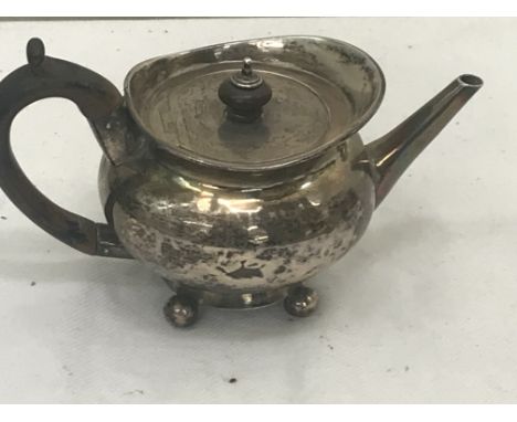 A William IV hallmarked silver teapot (1832)
