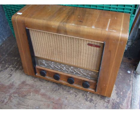 VINTAGE PYE WOOD CASED RADIO (SOLD AS A COLLECTORS / DISPLAY ITEM )