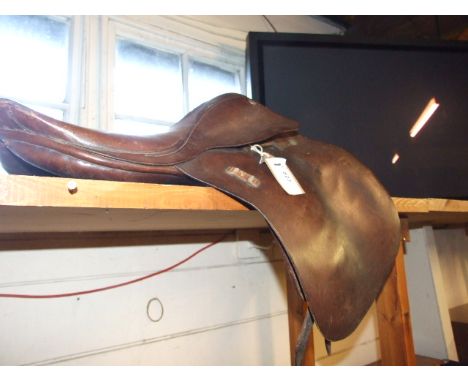 ANTIQUE LEATHER PONY SADDLE, PRINT BY G PAICE AND HUNTING PLATE 