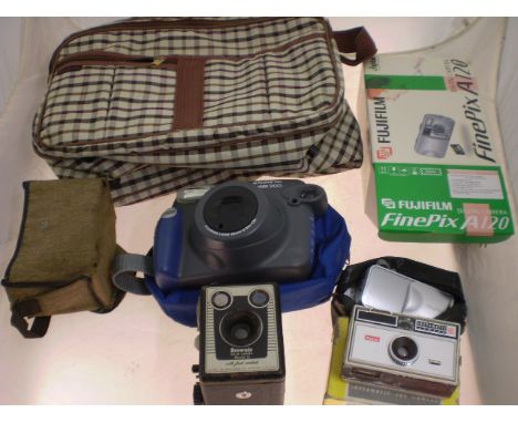 4 CAMERAS TO INC KODAK INSTAMATIC 100 CAMERA IN BOX, VINTAGE KODAK BROWNIE SIX-20 MODEL D, FUJI FILM DIGITAL CAMERA AND FUJI 