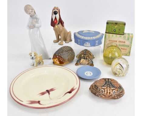 Mixed ceramics and glass comprising a boxed Wade shore crab, a hedgehog, tortoise, two 'Lady and the Tramp' dog figures, a Na