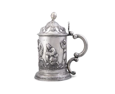 AN EMBOSSED SILVER LIDDED TANKARD,German / Austrian, 19th century, the domed cover overlaid with Roman portrait roundels, wit