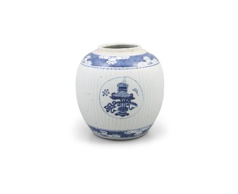 A CHINESE KANGXI PERIOD PORCELAIN GINGER JAR,with ribbed body, decorated with circular vignettes and blue and white bandings,