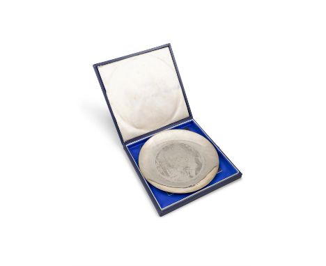 AN IRISH SILVER EAMON DEVALERA COMMEMORATIVE PLATE,by Royal Irish Ltd. Dublin 1973, No.245, engraved with a portrait of the I