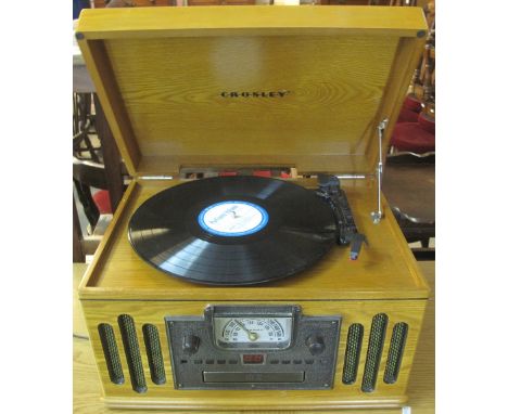 Modern Crosley vintage design CD, radio and record player. (B.P. 24% incl. VAT)