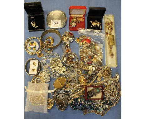 Full bag of assorted costume and dress jewellery to include: bangles, bar brooches, various beads, pearls, ladies compact. (B