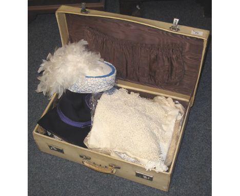 Vintage ivory coloured suitcase containing assorted linen, lace and two vintage ladies hats by Mitzi Lorenz.  (B.P. 24% incl.