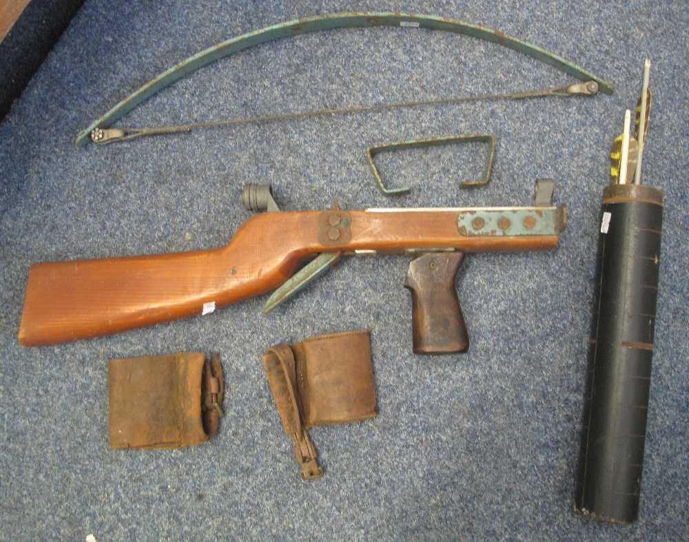 Vintage Crossbow With Cylinder Tube Of Assorted Arrows.(B.P. 24% Incl. VAT)