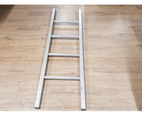 A SET OF ALUMINIUM 4 STEP HOOK ON LADDERS
