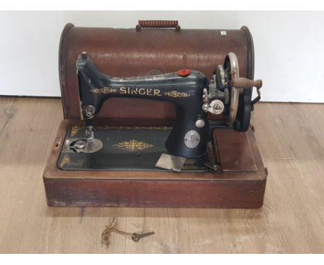 A VINTAGE SINGER SEWING MACHINE IN ORIGINAL CARRY CASE WITH ORIGINAL CASE KEY