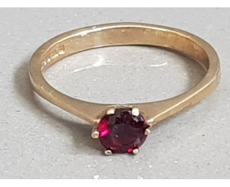 9CT GOLD RUBY CLAW SET SOLITAIRE RING 1.8G SIZE N