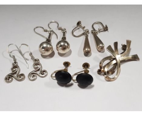 4 PAIRS OF SILVER EARRINGS AND 1 VINTAGE SILVER BROOCH 15.4G GROSS WEIGHT