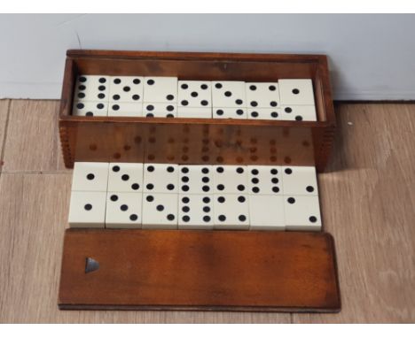 A VINTAGE WOODEN BOXED SET OF DOMINOS