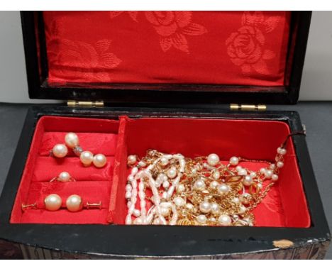 JEWELLERY BOX CONTAINING FRESHWATER PEARL CROSSOVER RING, BRACELET AND NECKLET PLUS ANOTHER PEARL SET