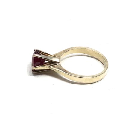 9ct gold ruby set ring (4.5g)