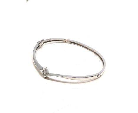 9ct white gold diamond set bangle (7.5g)