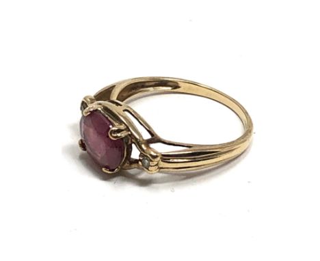 9ct gold  ruby glass &amp; clear stone dress ring (2.1g)