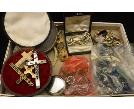 A collection of assorted costume jewellery to include two garnet set brooches, a suite of yellow metal jewellery decorated wi