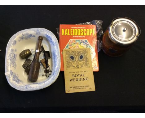 Lot to include a collection of household items including a biscuit barrel, snuff and trio pair, inkwell, a Kaleidoscope stamp