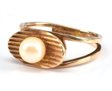 Vintage pearl ring, set with a cultured pearl 6mm in diameter, with split shoulders, hallmarked 9 ct 1967, ring size MConditi