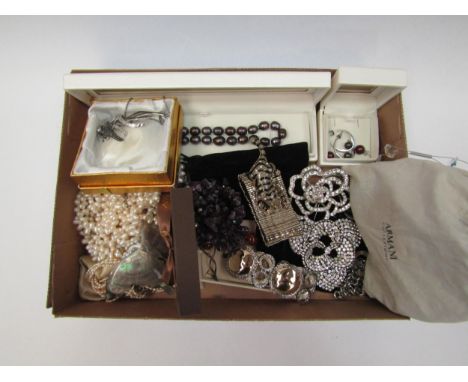 A quantity of costume jewellery including panther bracelet, amethyst necklace, amber earrings etc 