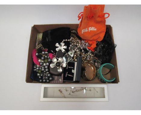 A quantity of costume jewellery including bracelets, ring, necklaces etc 