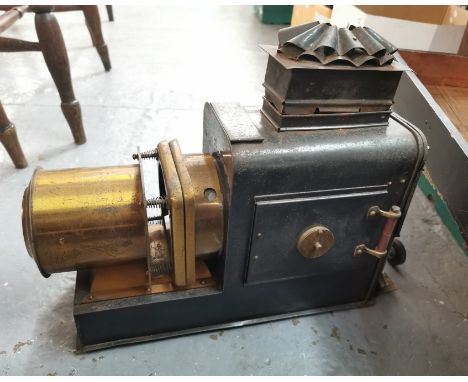 Vintage Magic Lantern projector, in its original wooden box. (B.P. 21% + VAT)