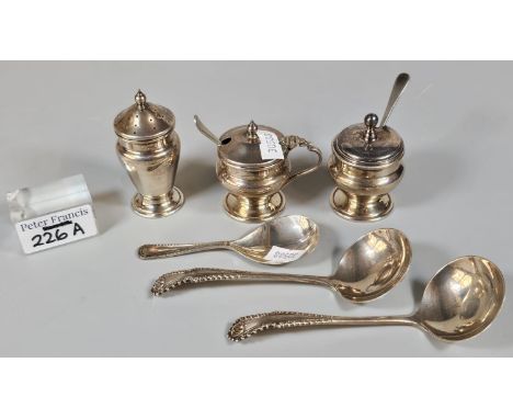 Small bag of silver and silver plated items to include: pair of small ladles, caddy type spoon, pepperette etc. Silver conten