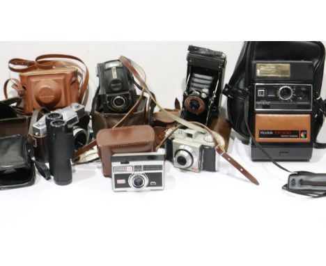 Mixed vintage cameras. UK P&amp;P Group 3 (£30+VAT for the first lot and £8+VAT for subsequent lots) 