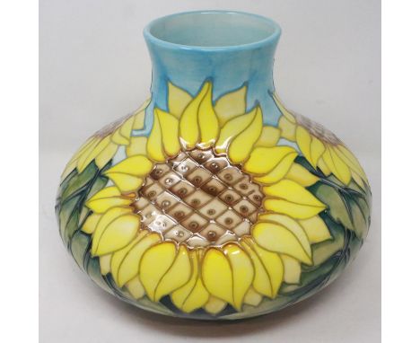 Moorcroft vase in the Sunflowers pattern, no chips or cracks, H: 21 cm. UK P&amp;P Group 3 (£30+VAT for the first lot and £8+