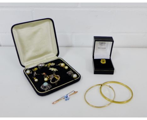 A mixed lot to include a 9ct gold citrine set dress ring, a 9 carat gold bangle, 9ct gold gem set bar brooch, a yellow metal 