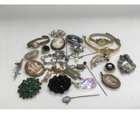 A collection of costume jewellery including an opal stick pin and some silver items.