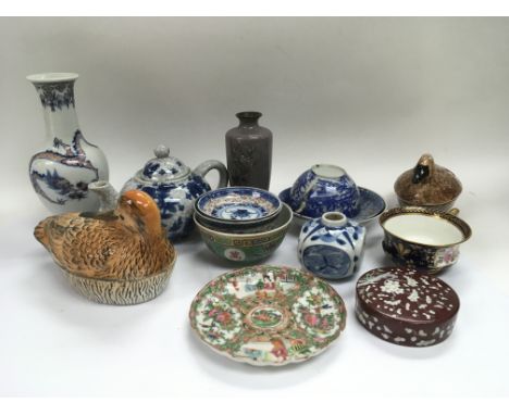 A box of Oriental ceramic oddments.