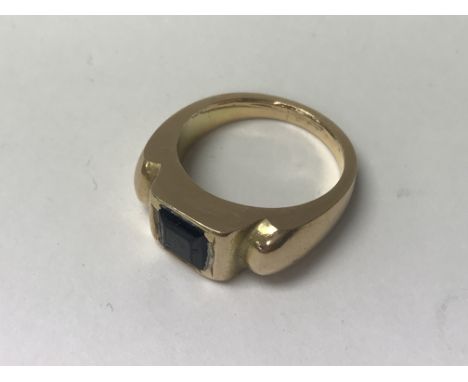 A heavy 18ct gold gents sapphire set ring, 13.3g. (P).