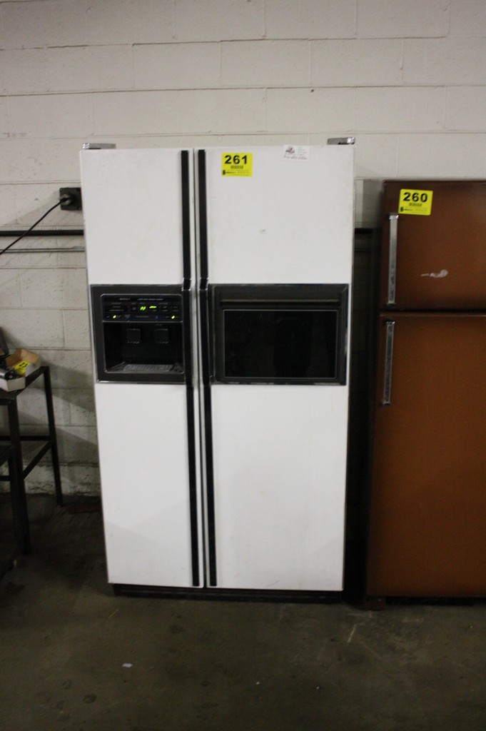 HOTPOINT SIDE BY SIDE REFRIGERATOR FREEZE WITH SOLID STATE MONITOR