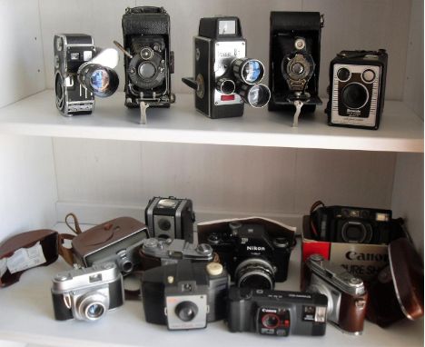 An assortment of vintage cameras to include a no. 2 folding autographic brownie; Kodak Duaflex; Ensar 100mm f4.5 lens in Comp