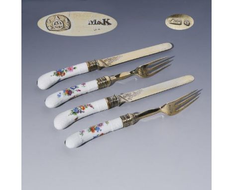 4-teiliges Dessertbesteck um 1840 Länge: 17-18,5 cm.  Meissen zugeschrieben. Porzellan-Griffe mit Reliefdekor "Altozier". Bei