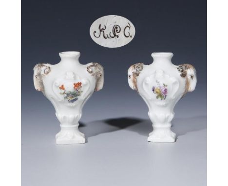 Paar Barock-Miniatur-Vasen Meissen. Mitte 18. Jahrhundert. Höhe: 5,5 cm.  Reliefiert, beidseits farbige Blumenbemalung. Seitl