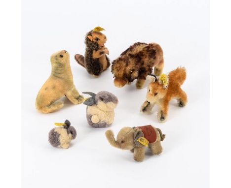 7 kleine Steiff-Tiere    6x mit Knopf und Fähnchen gemarkt.        1960er-80er Jahre.                    Mohairplüsch.       
