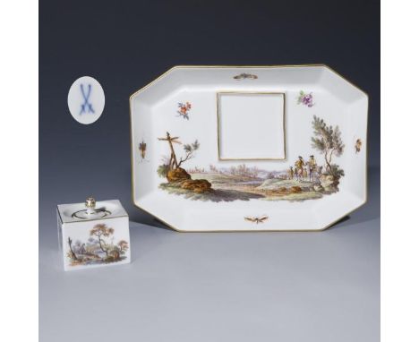 Schreibzeug mit Jagdszenen Meissen. 1986.  Modell-Nr.: 53400 (alte Form-Nr.: R 80). Breite: 18 cm.  Allseits sehr feine farbi